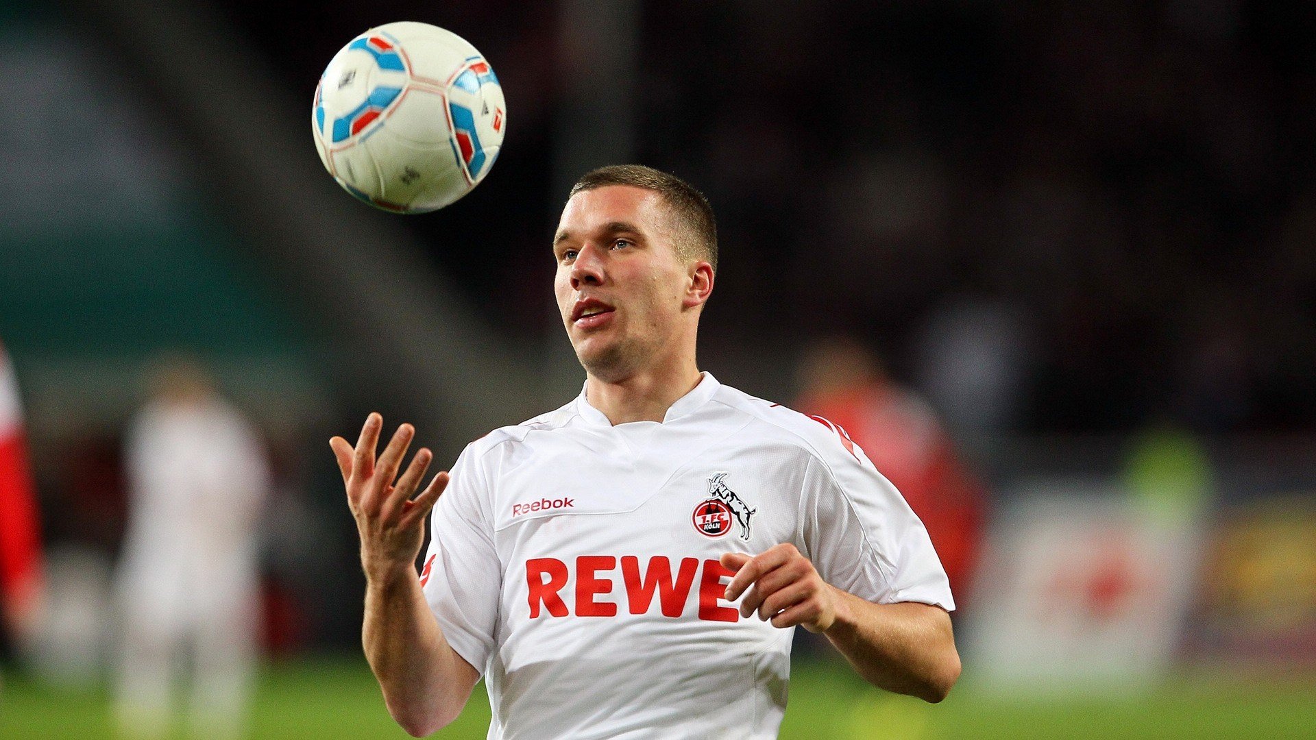 足球场边设立战术评述观摩区试点运行,足球场地设施