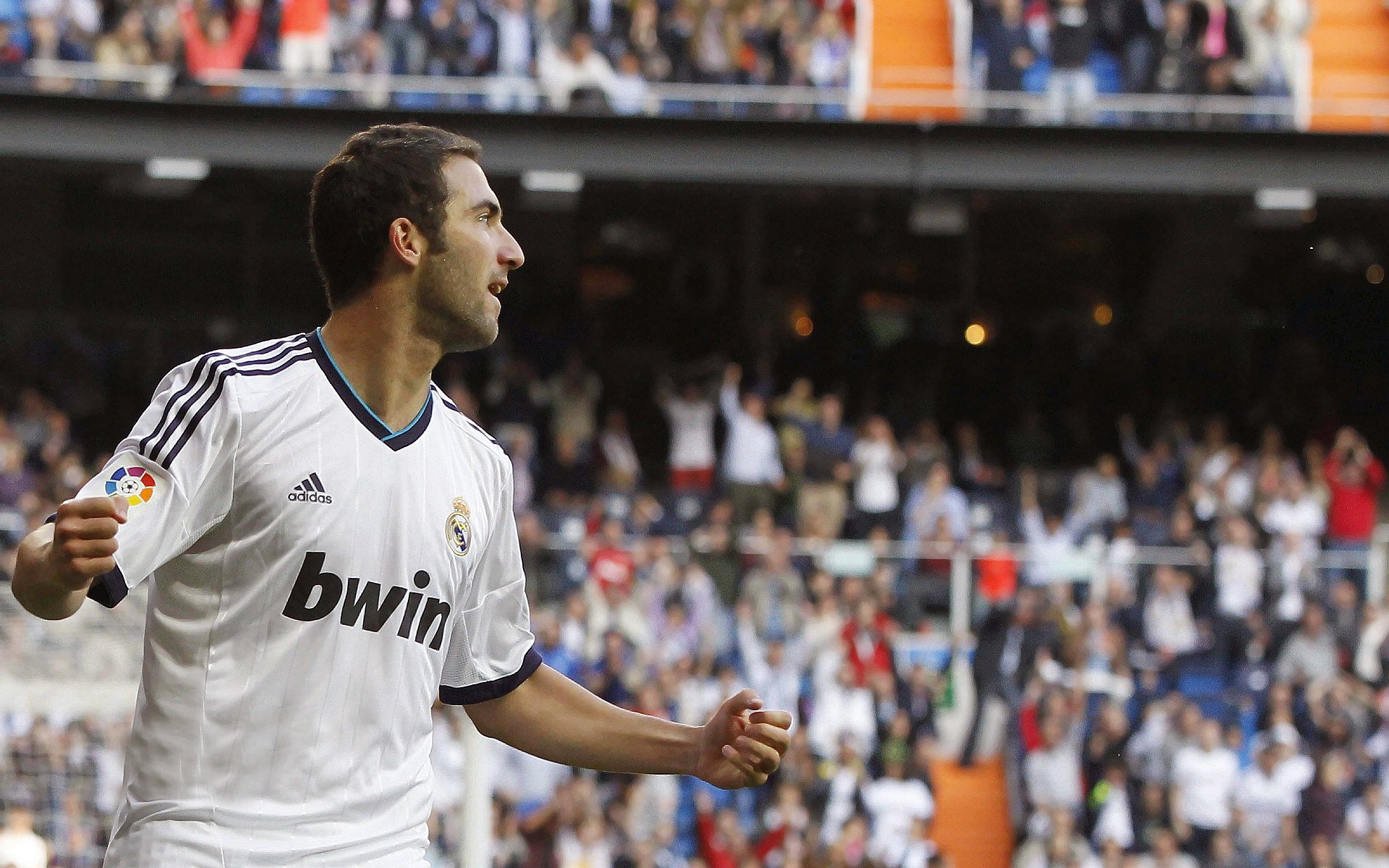 AC米兰新闻-“伊万·戈梅斯的强硬防守与进攻意识，成为美洲狮队的中坚力量”