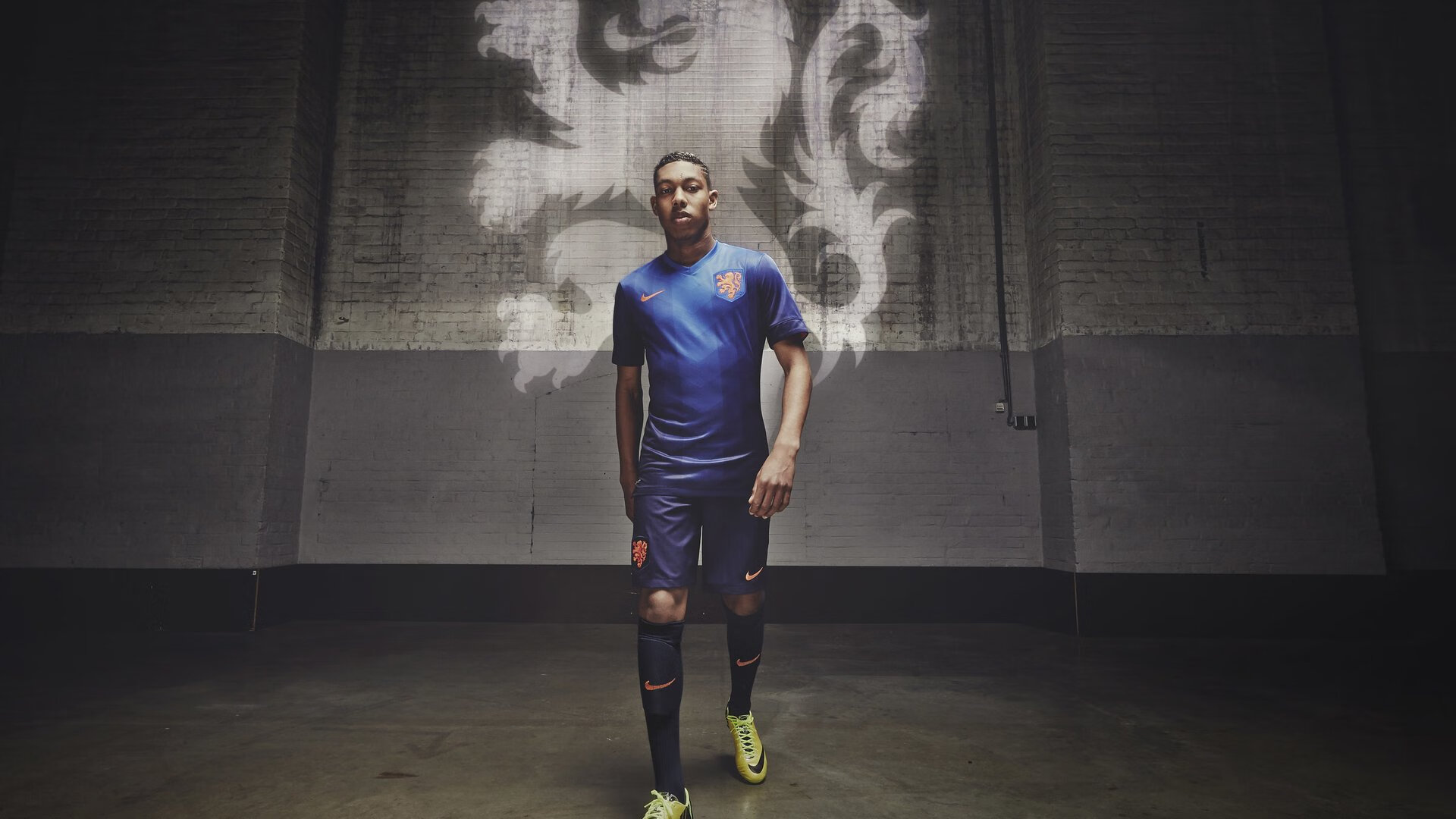 米兰体育下载-李恩：全黑队进攻的发起人，他的传球总能撕开对方防线，李恩实比赛视频